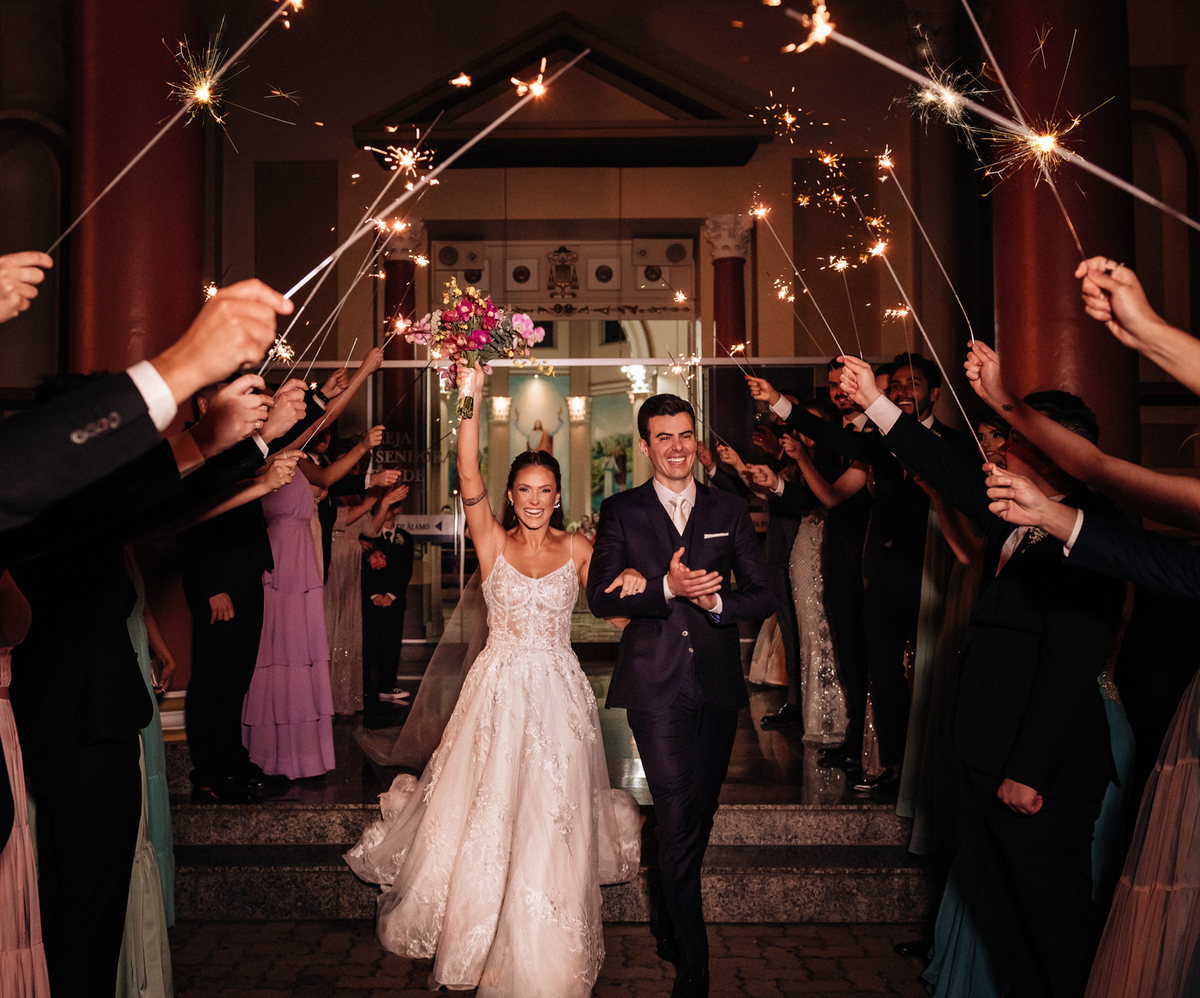 saida-dos-noivos-com-sparkles-fotografia-de-casamento