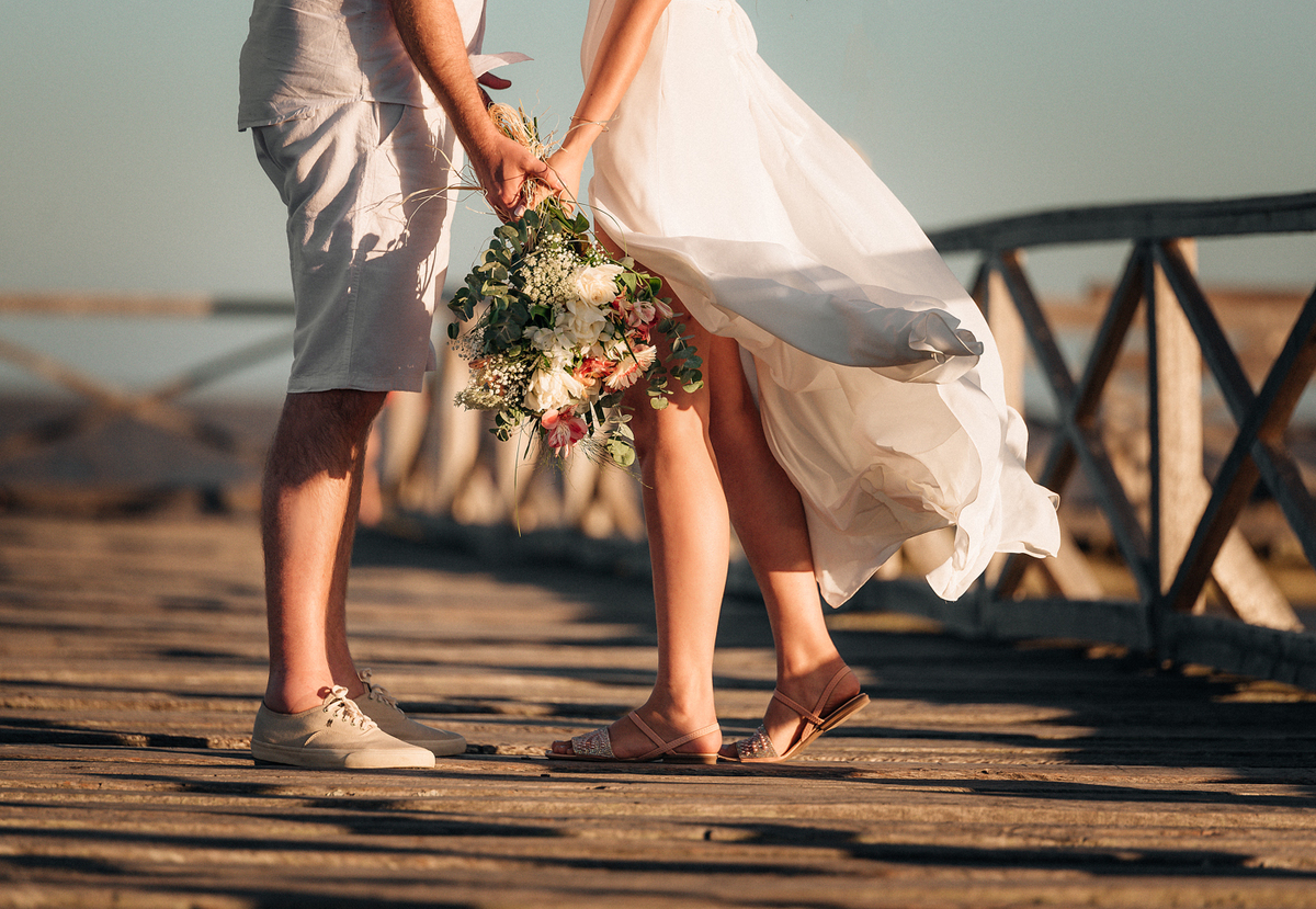 fotos-em-deck-de-pescador-ensaio-fotografico-pre-wedding-na-lagoa-dos-patos-no-rio-grande-do-sul-casal-marciano-e-grazi