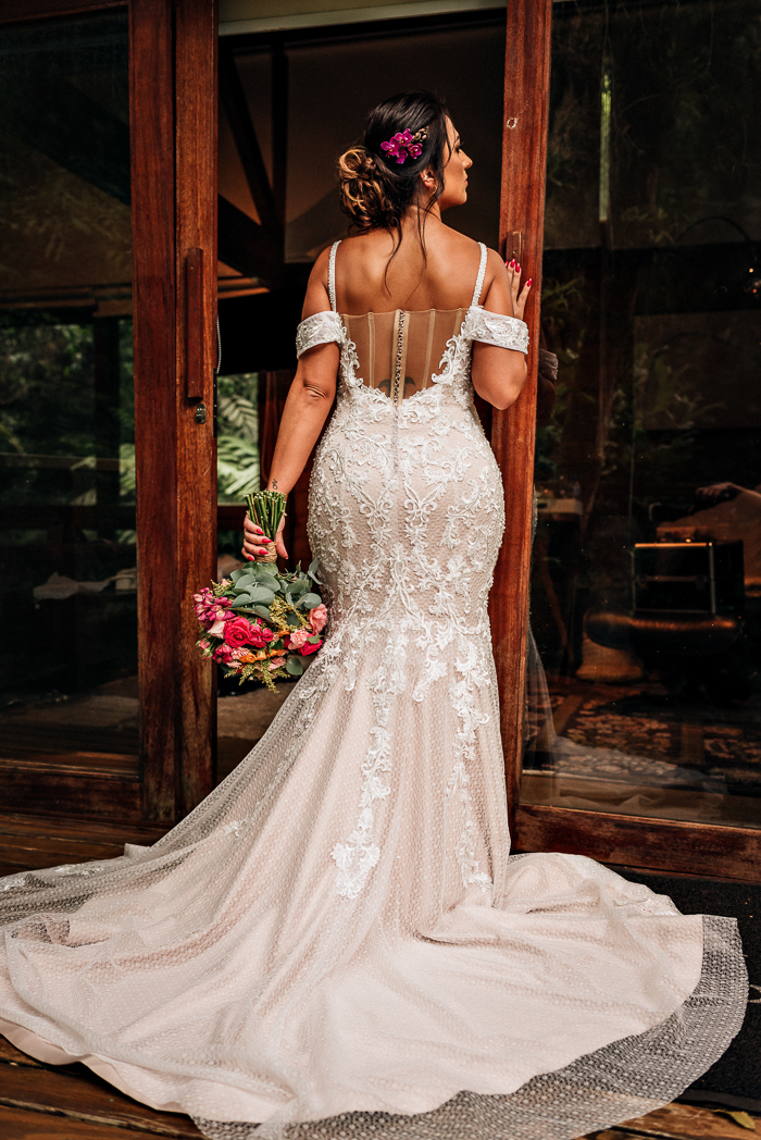 vestido-com-calda-de-noiva-making-of-de-noiva-maquiagem-de-noiva-estancia-lomba-grande