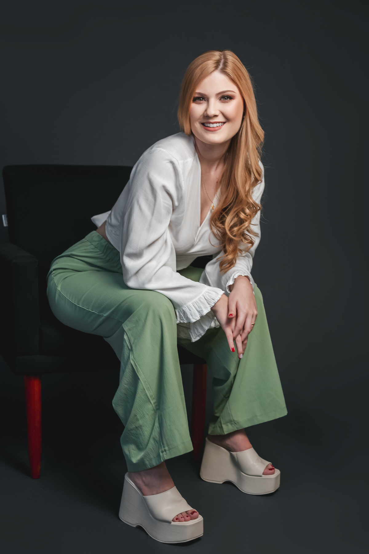 Suellen Oliveira.
calça verde.
