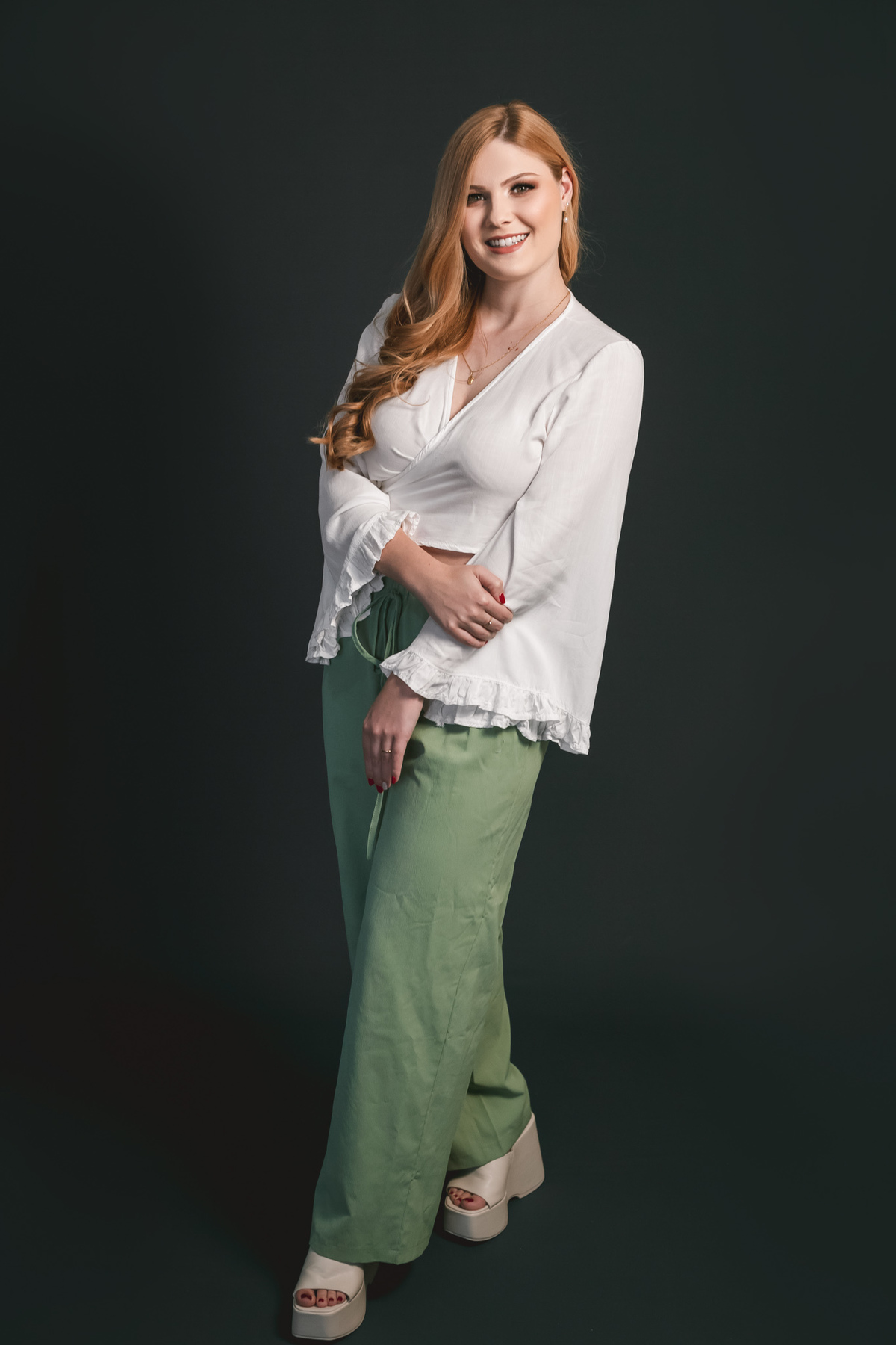 Suellen Oliveira.
foto de corpo inteiro.