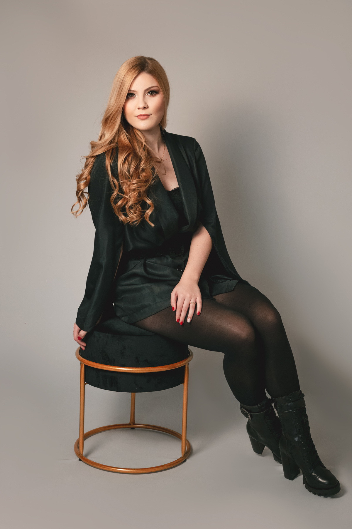 Suellen Oliveira
mãos em cima da perna.