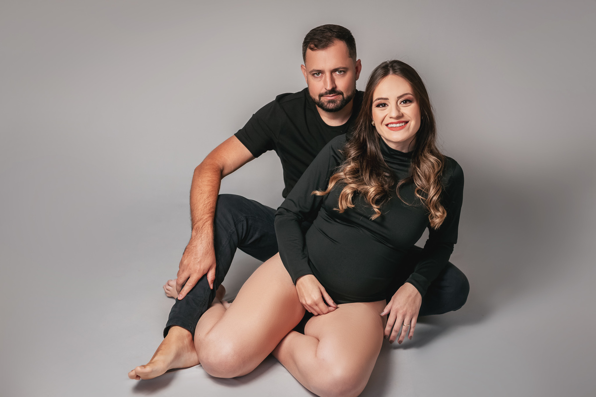  Suellen Oliveira, casal sentado.
