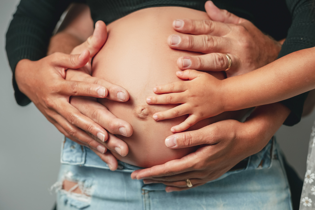 Suellen Oliveira.
mãos na barriga.