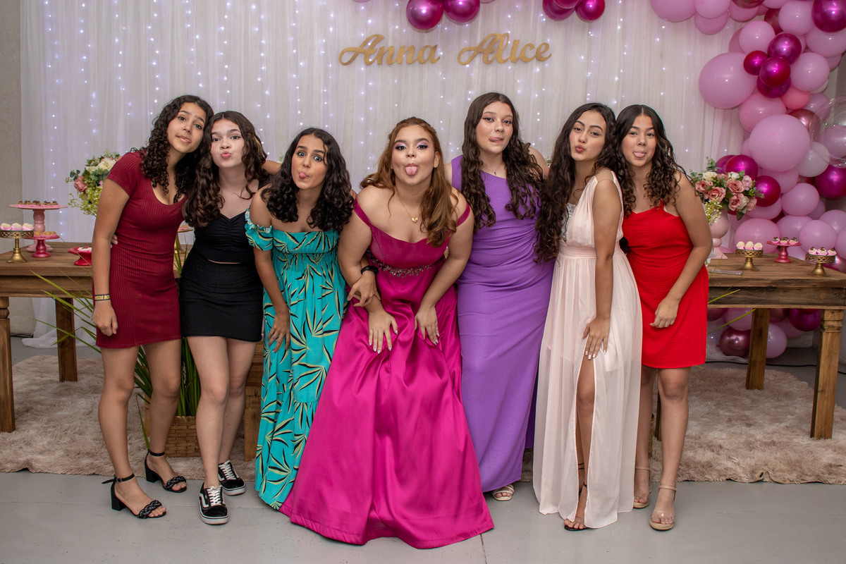 Suellen Oliveira.
vestido longo, vestido rosa, festa de 15 anos.
foto festa.