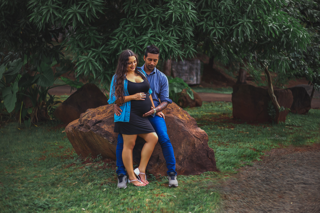 casal sentado na pedra