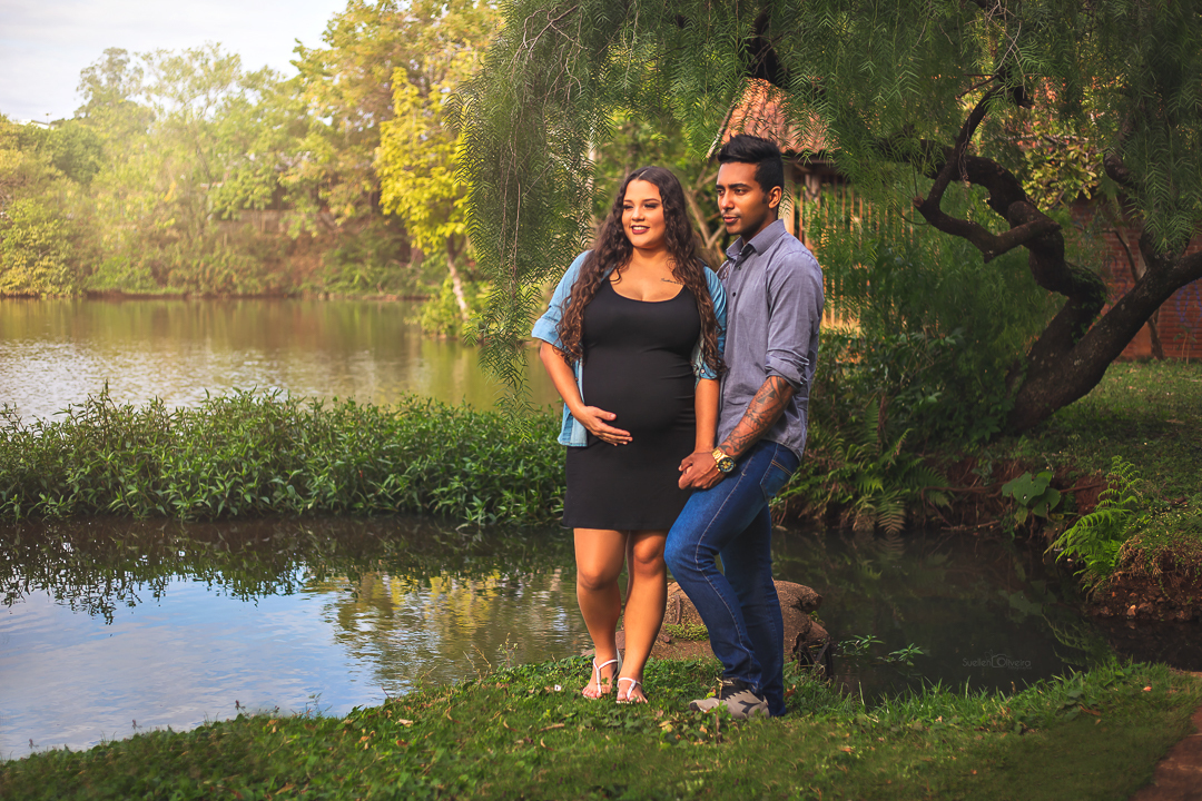 casal na beira do lago