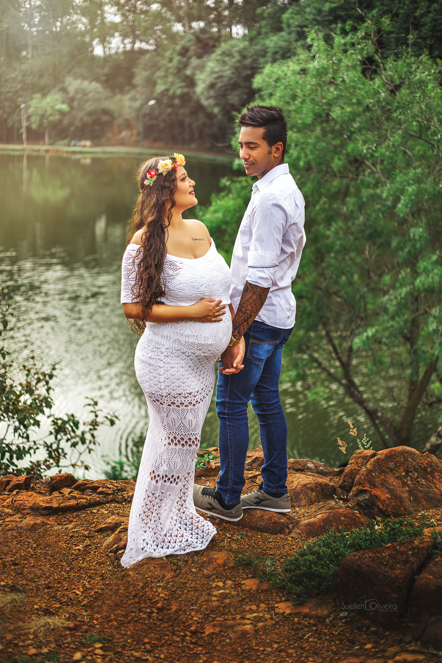 casal de ladose olhando