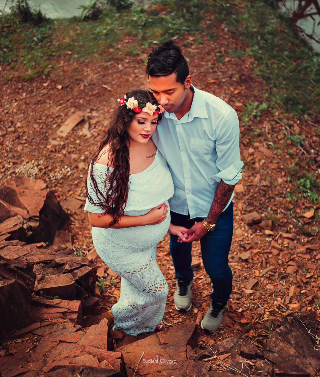 gravida ensostada no ombro do homem