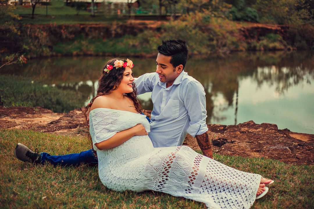 casal sentado na grama