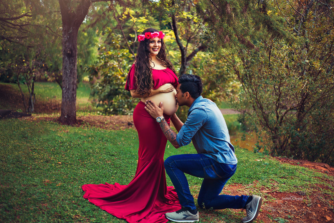 pai beijando a barriga da gravida