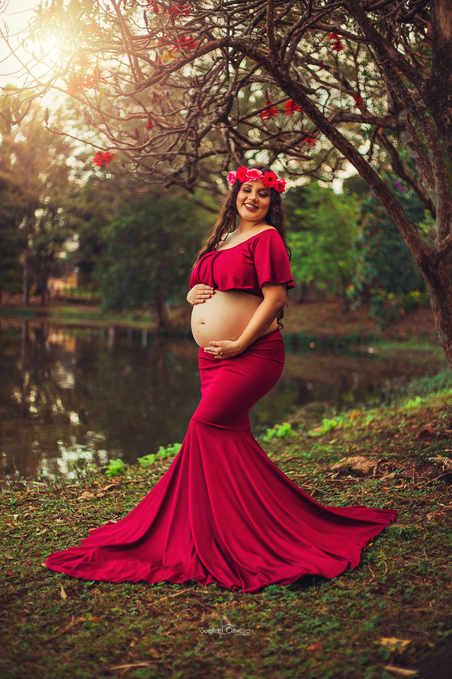 gestante de olhos fechados, mão na barriga