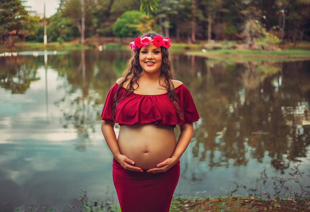 gestante de frente mão na barriga