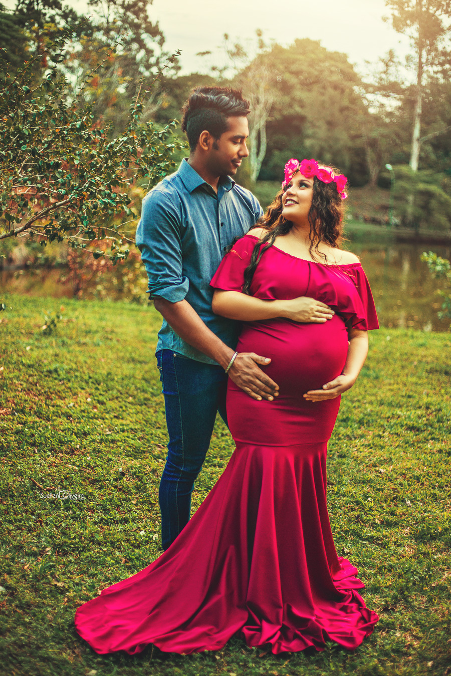 gravida na frente do marido se olhando