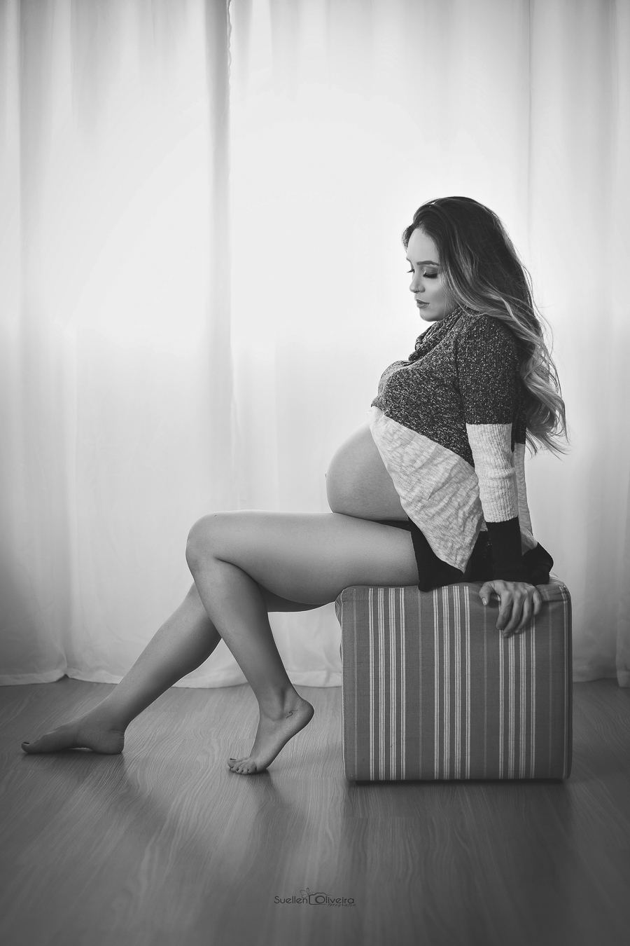 gravida no puf preto e branco