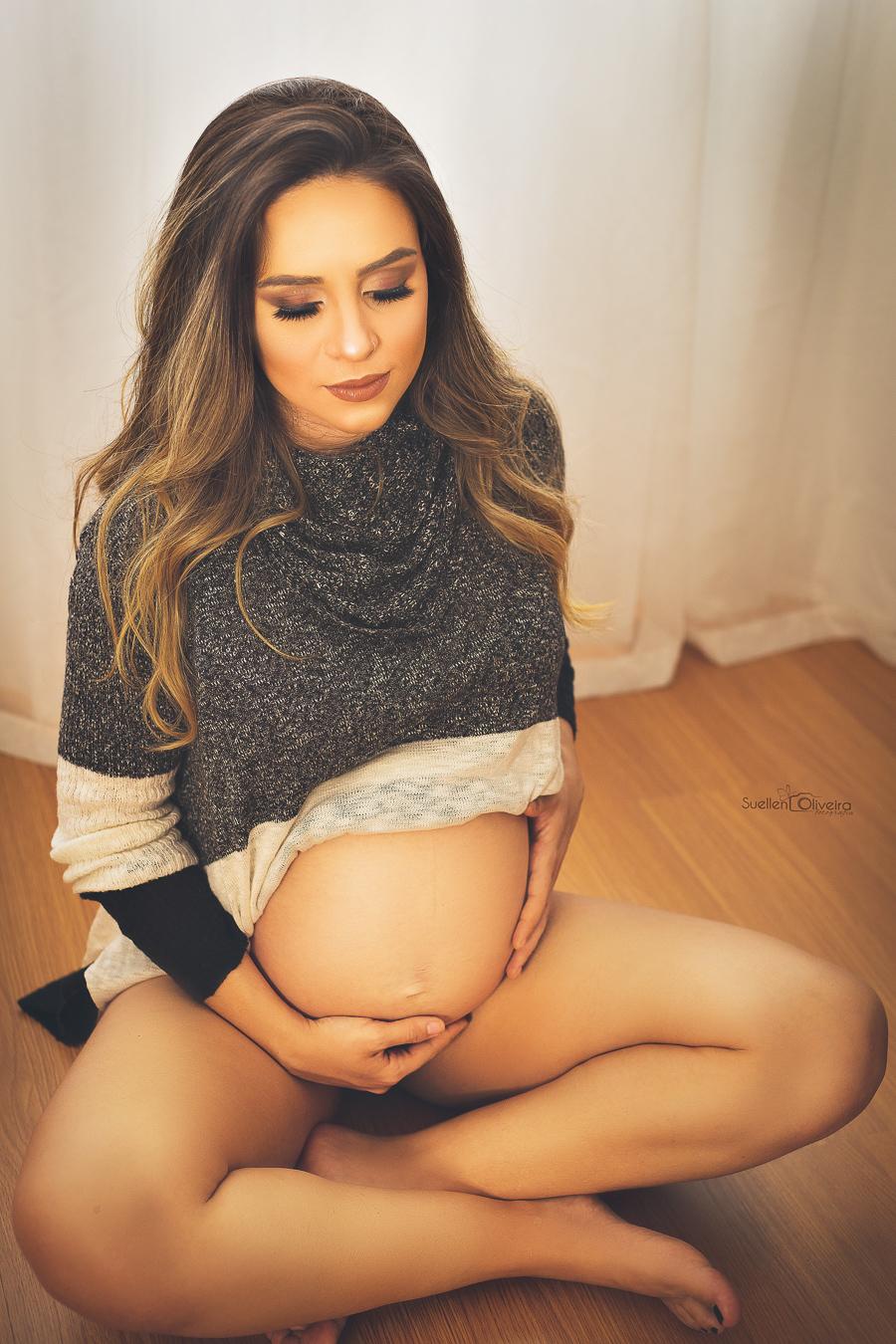 gestante sentada de pernas cruzadas