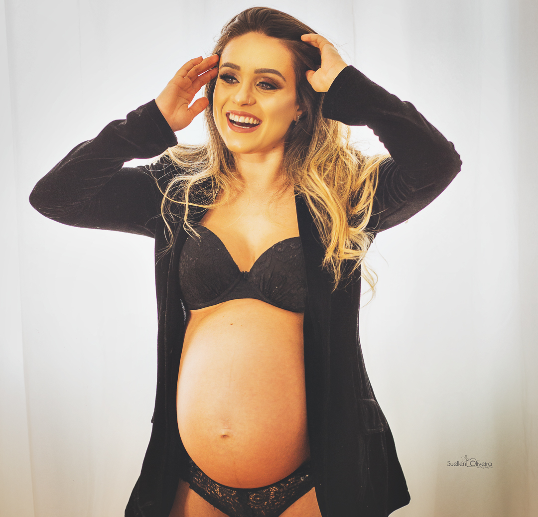 gestante de lingerie preta