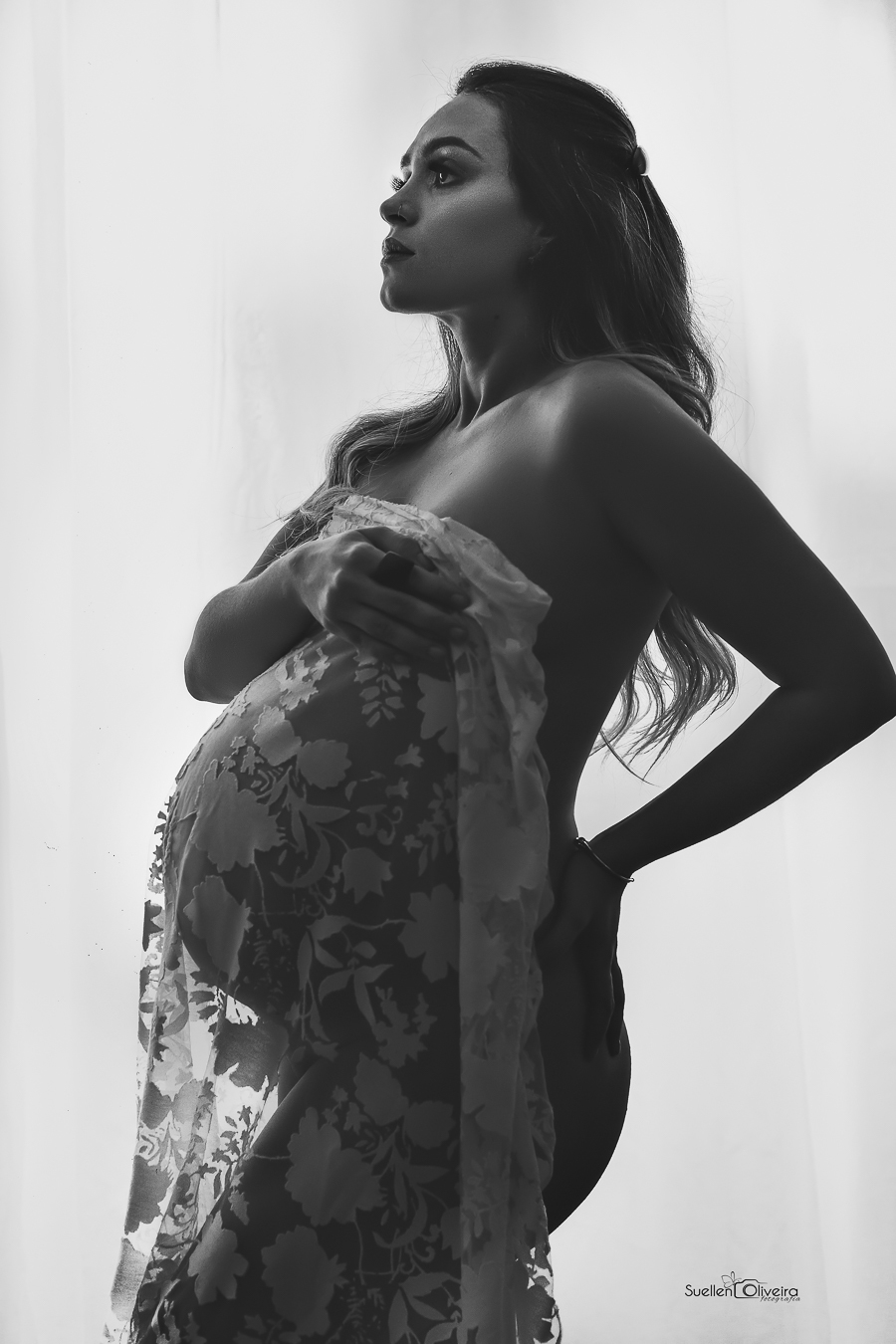 gestante nua cobrindo com renda preto e branco