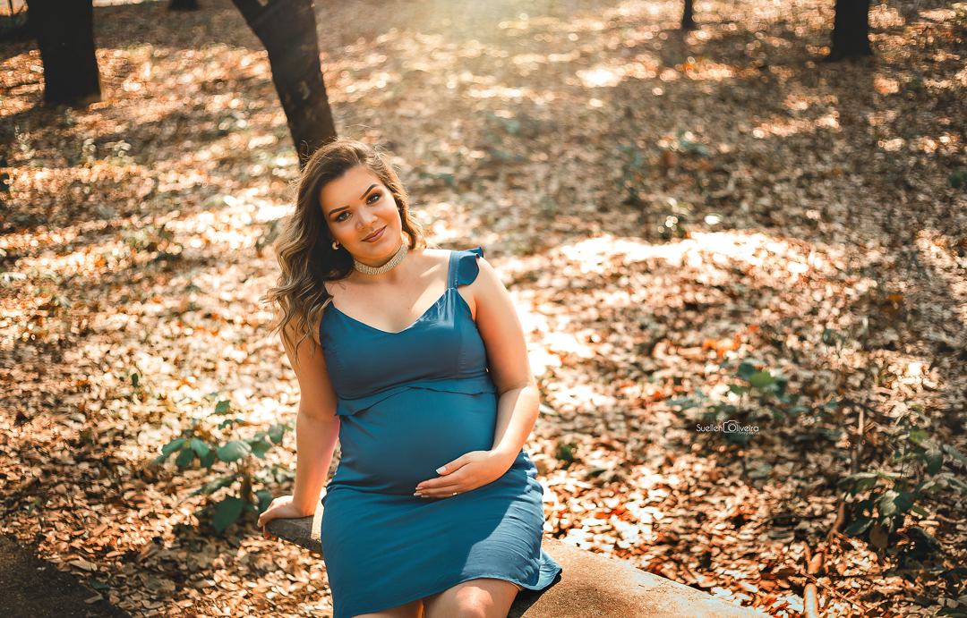 gestante sentada folhas secas