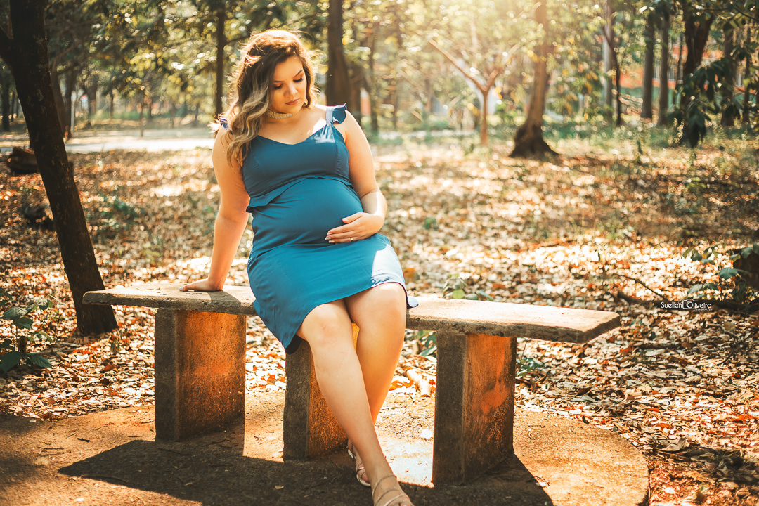 gestante no banco de concreto