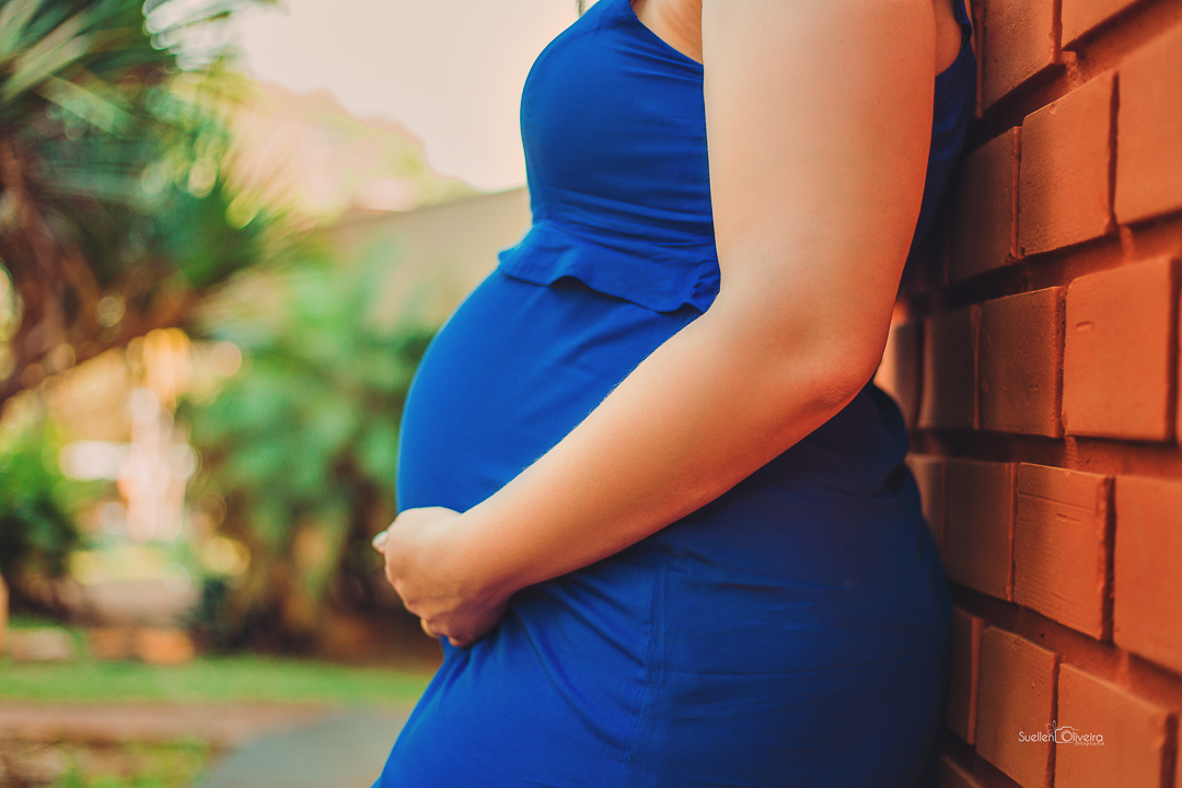 close da barriga vestido azul
