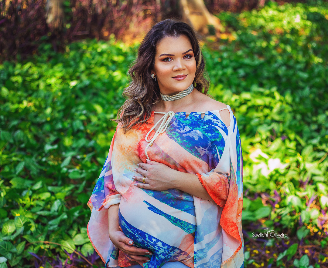 gestante nas folhas verdes