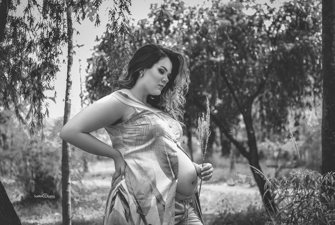 gestante segurando um mato