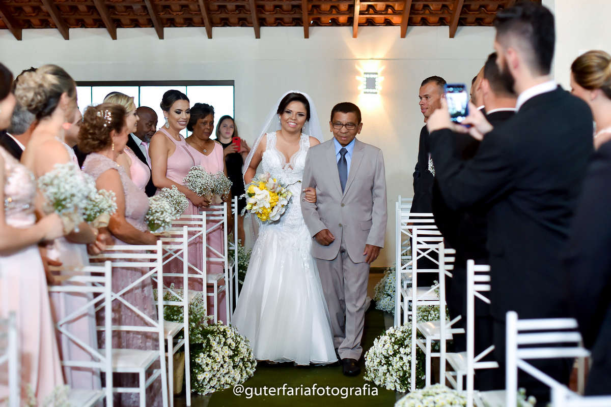 vestido-sereia,pai-da-noiva,terno,casamento,flores,buque,foto-de-casamento