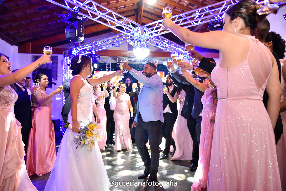 brinde,buque,pista-de-dança,vestido-sereia,terno,tons-pateis,casamento,fotos-de-casamento