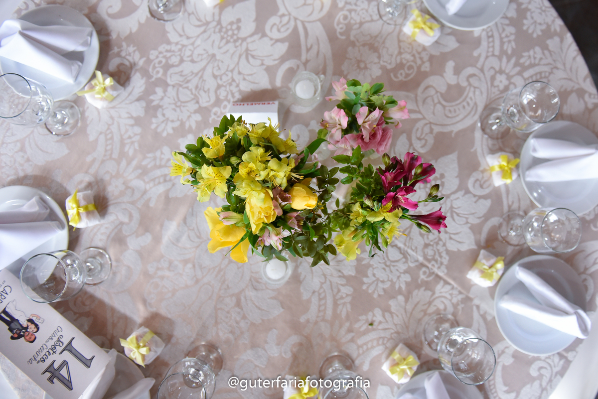 flores,centro-de-mesa,bem-casados,cardapio-casamento,fotos-de-casamento,fotografo-campinas