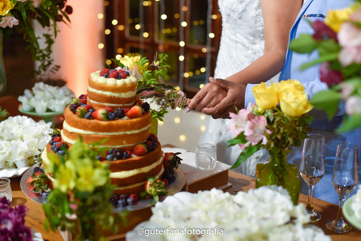 naked,casamento,mesa-de-bolo,mesa-de-casamento,noivos,festa,buffet,flores,doces-de-casamento,fotografia-de-casamento.