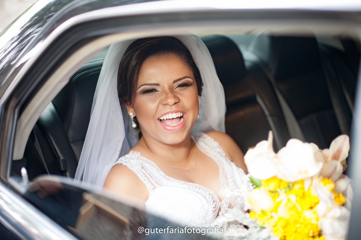 chegada-da-noiva,buque,flores,flores-amarela,brinco-de-noiva,carros-classicos,fotografia-de-casamento,cerimonial