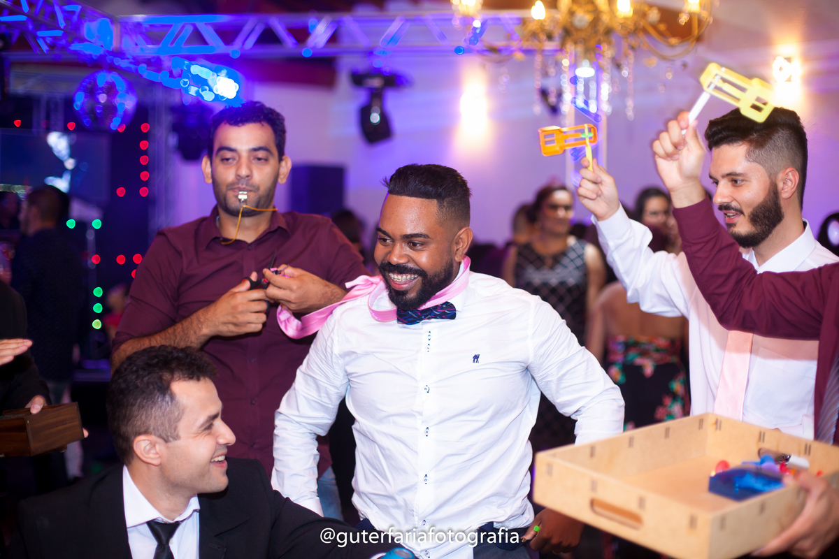 corte-da-gravata,padrinhos,casamento,festa