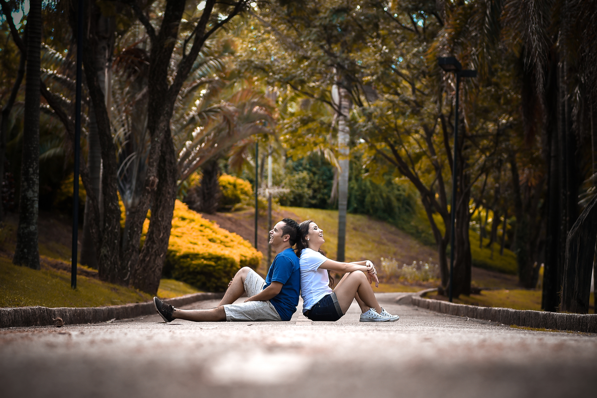 Noivos sentados, noivos no por do sol, noivos no park, noivos no parque, casal namorando, ensaio de casal, ensaio de casamento