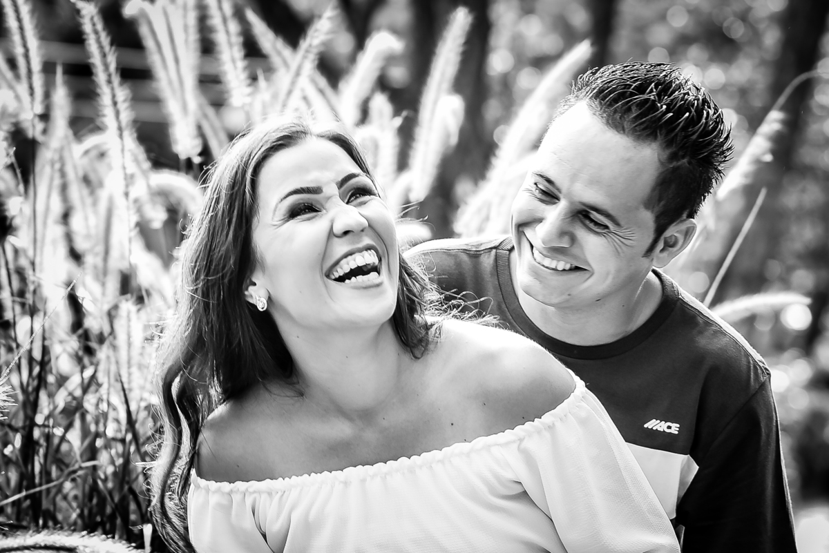 Casal lindo, casal feliz, casal sorrindo, casal se divertindo, casal a vontade, ensaio com casal sorrindo, ensaio com noivos sorrindo, noivos sorrindo, noivos felizes, casa petra, casamento SP