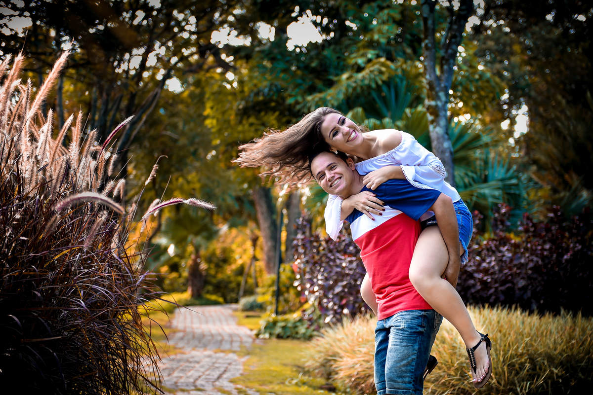 Casal feliz, casal sorrindo, casal se divertindo, casal alegre, casal extrovertido, ensaio alegre, ensaio divertido, ensaio no parque, ensaio no bosque