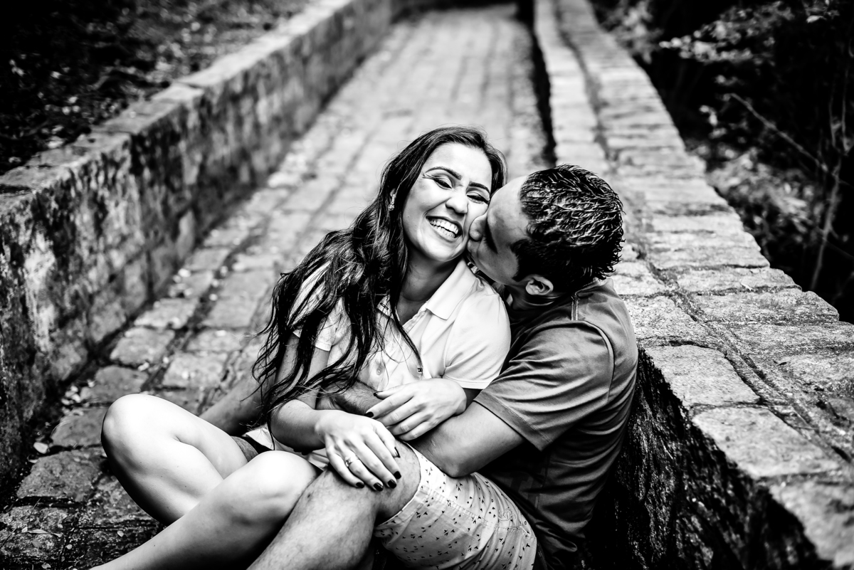 noivos se abraçando sentados no parque