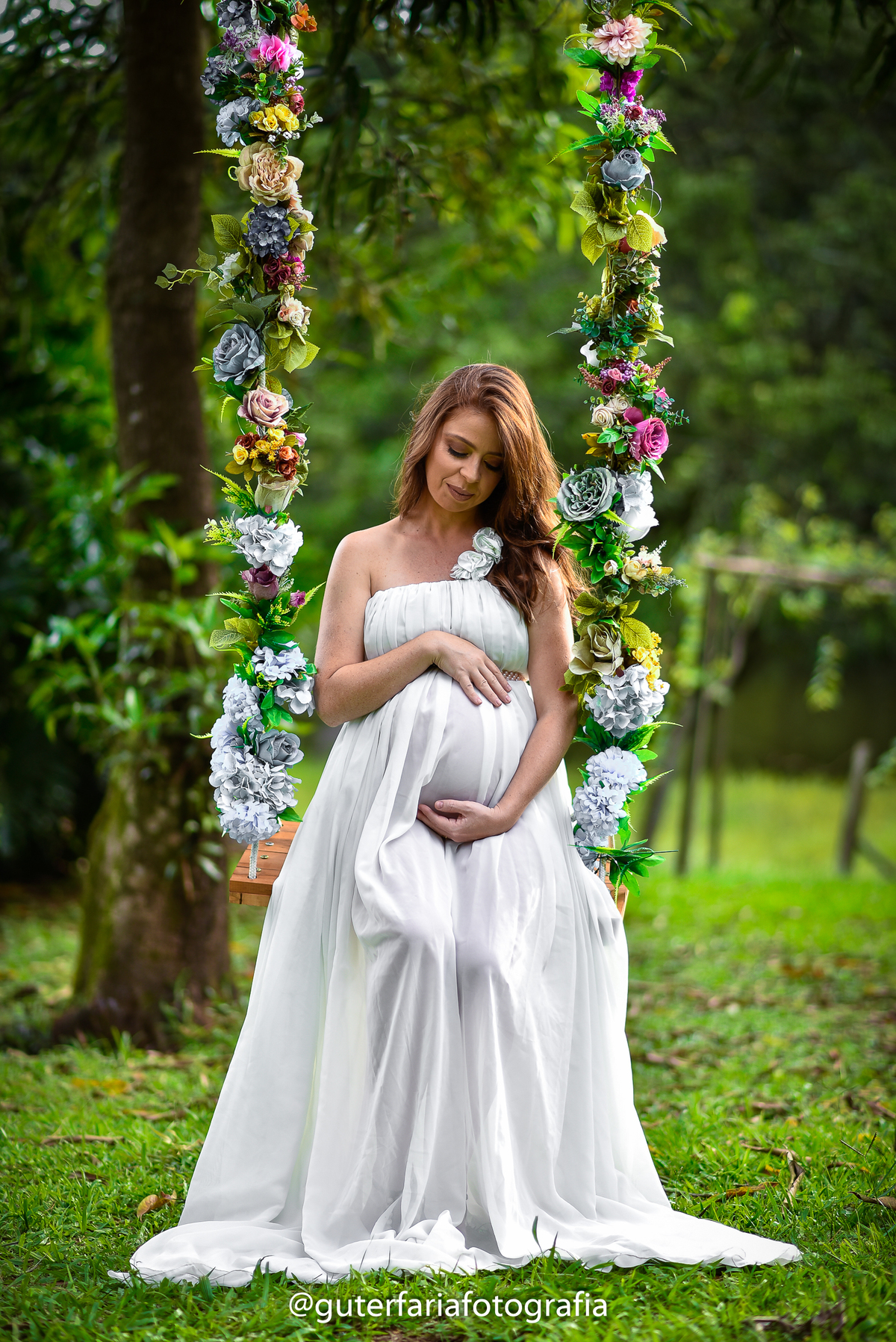 look ensaio gestante, roupa para ensaio gestante, ensaio gestante na natureza, mamãe gestante, gestante ruiva, flores