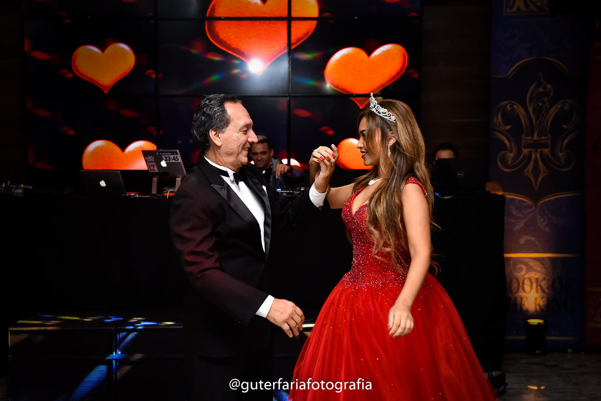 debutante, dança com o pai, pista iluminada, festa 15 anos, vestido debutante, fotografo 15 anos, dj, coreografia, coreografia 15 anos, festa temática, festa linda, tomorrowland