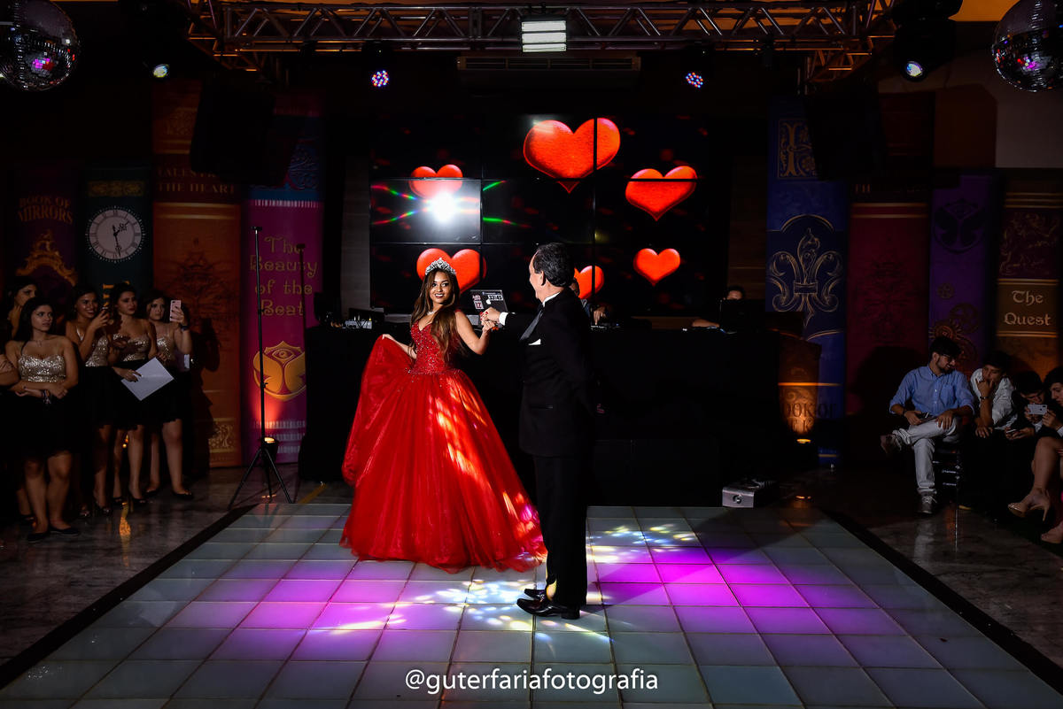 vestido debutante, vestido vermelho, fotografo 15 anos, dj, debut, coreografia, coreografia 15 anos, festa temática, festa linda, tema, tomorrowland, vestido para festa de 15 anos , vestido para valsa de 15 anos.