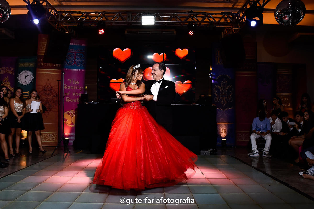 valsa 15 anos, pista iluminada, vestido debutante, vestido vermelho, fotografo 15 anos, dj, coreografia, coreografia 15 anos, festa temática, festa linda, tema, tomorrowland, vestido para valsa 15 anos. valsa 15 anos