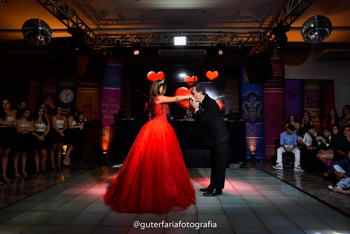 valsa 15 anos, debutante, dança com o pai, pista iluminada, festa 15 anos