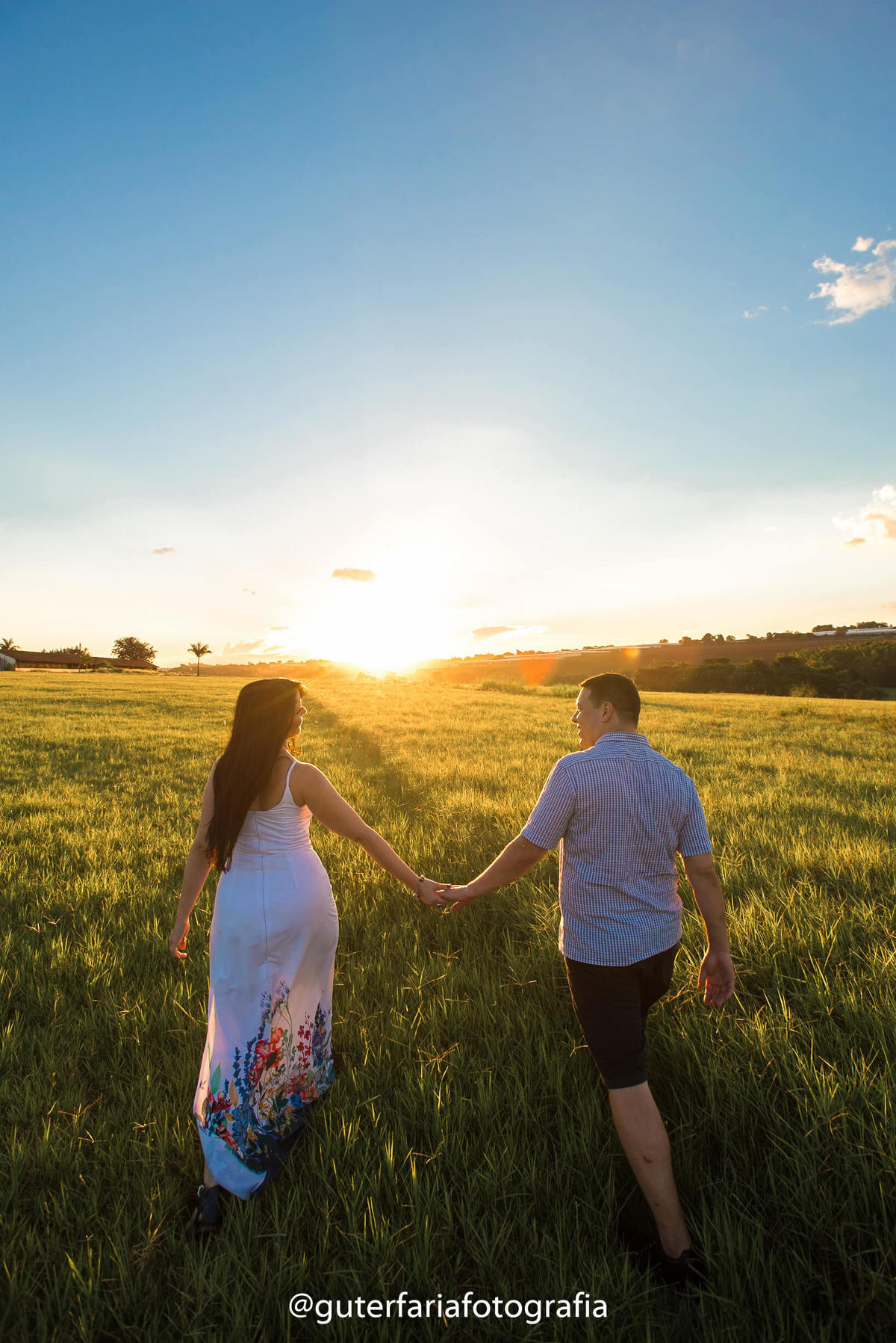 por-do-sol, casal-caminhando.