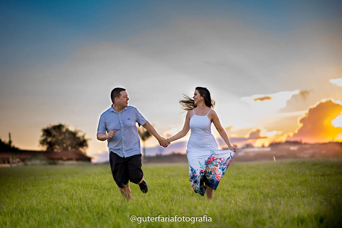casal-correndo, por-do-sol,casal-feliz,casal-alegre.