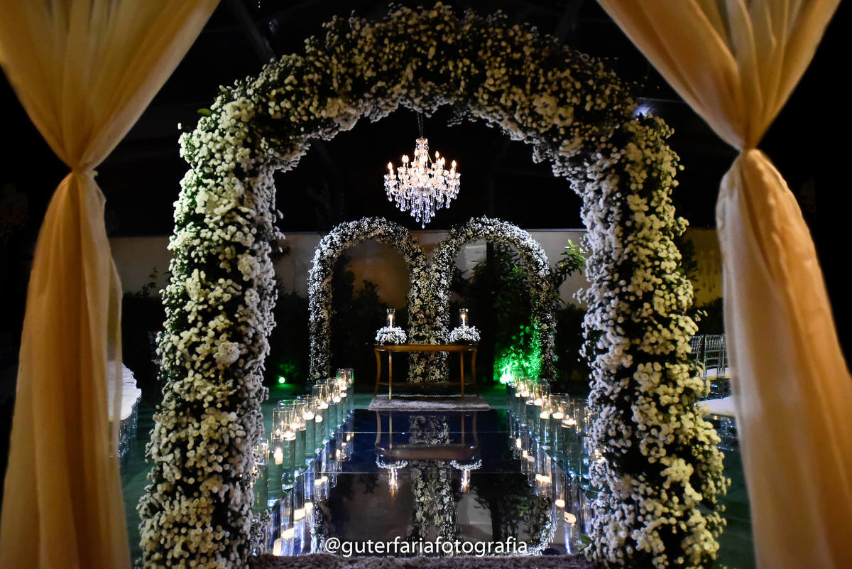 Decoração; Luxo; Passarela espelhada; Buffet Imagem, Bodas; Guter Faria. Fotografo top; Casamento Judaico, decoração imponente, decoração luxuosa, decoração cara, mega decoração, a decoração, arco de flores, lustres para casamento.