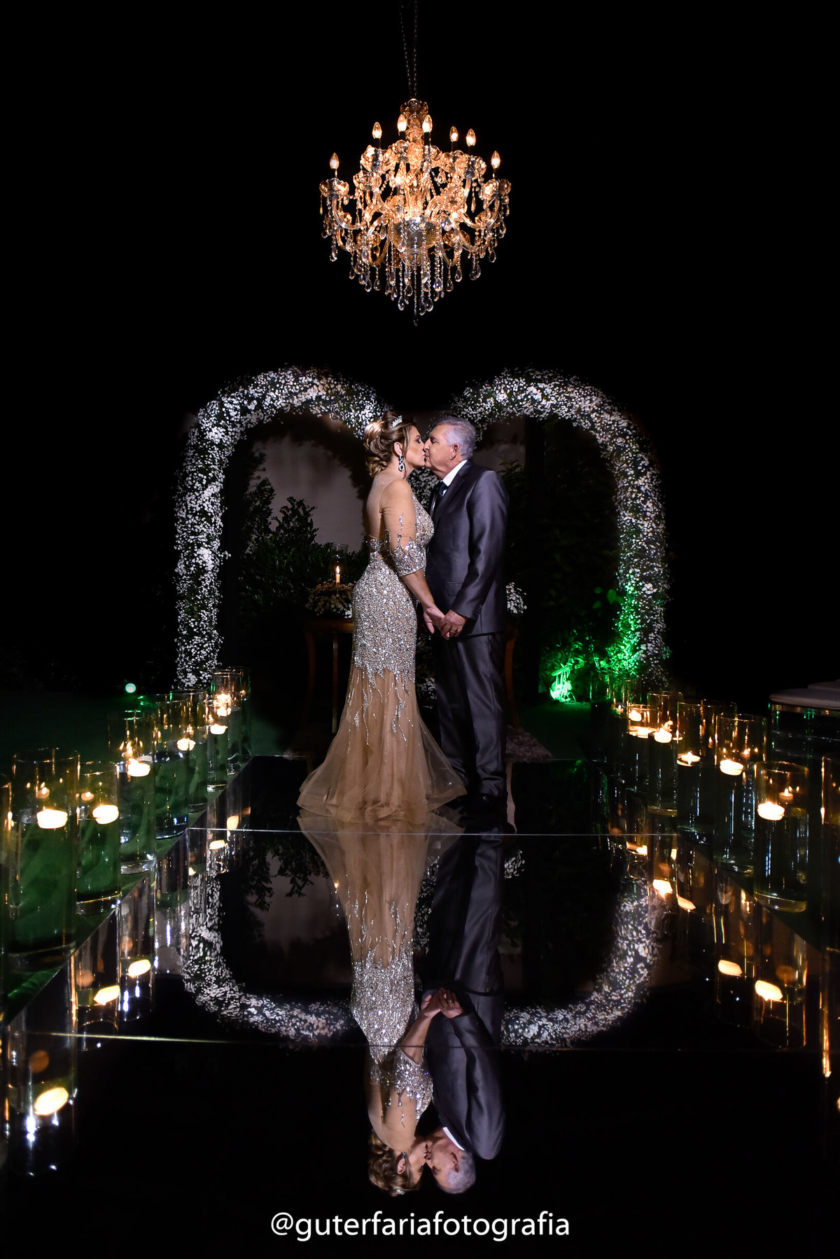 o decorador aldo silvestre fez uma decoração fina elegante e luxuosa.