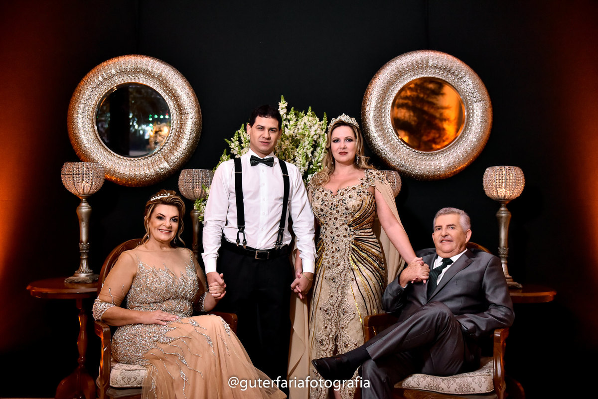 Esta foto da familia me lembrou uma foto da familia real, todos eles ficaram lindos na foto.