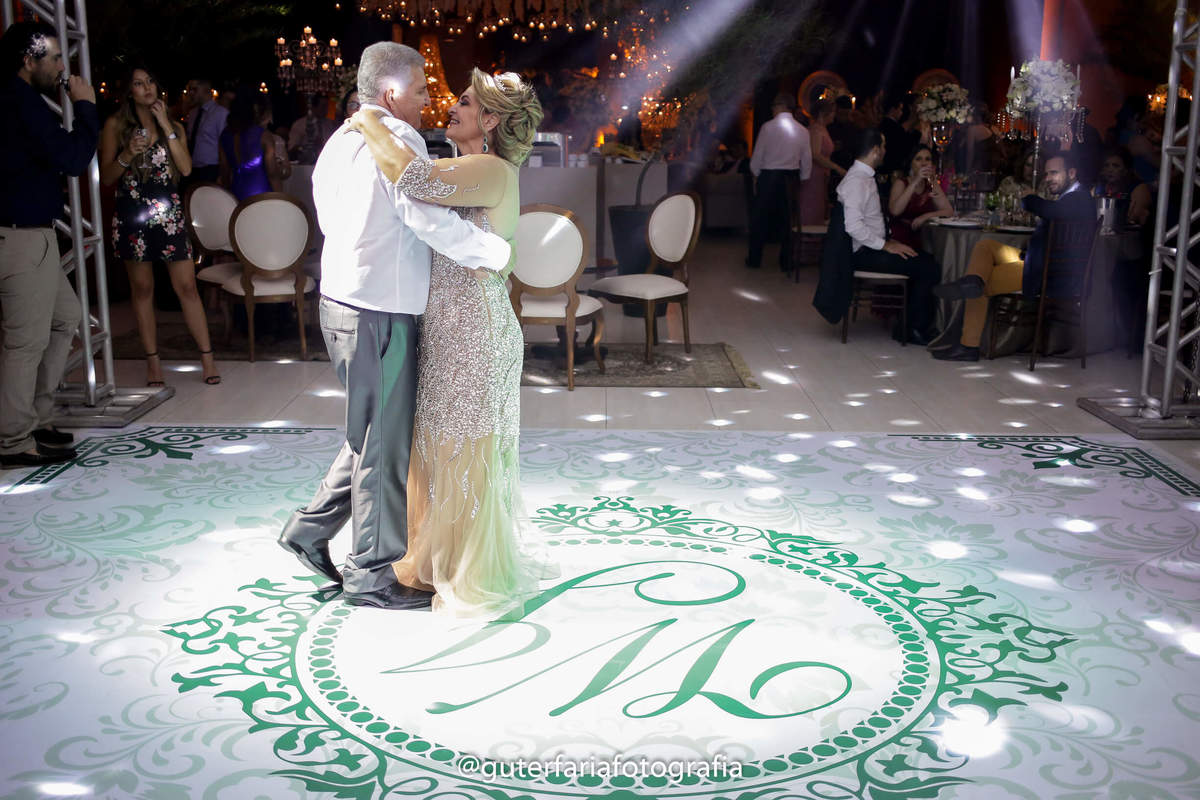 Valsa dos noivos, noivos dançando na pista, tapete para pista de dança.