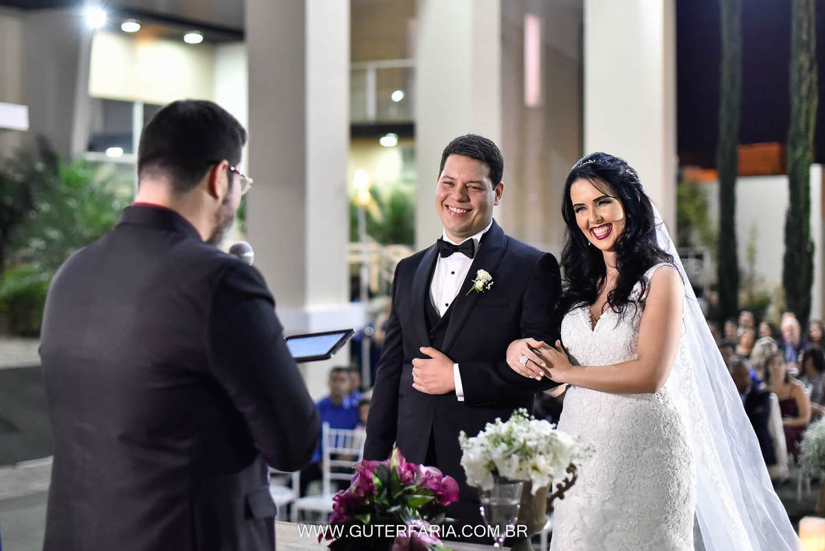 Noivos felizes, noivos sorrindo