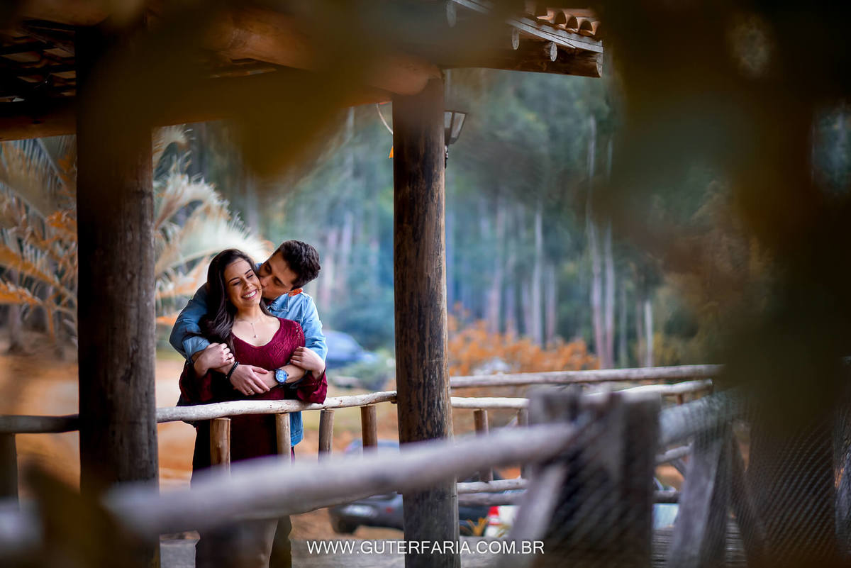 casal se abraçando, casal namorando, noivos apaixonados, ensaio de noivos, ensaio no campo, passeio com a namorada, lua de mel.